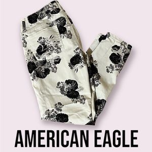 American Eagle White and Black Floral Jean Size 10